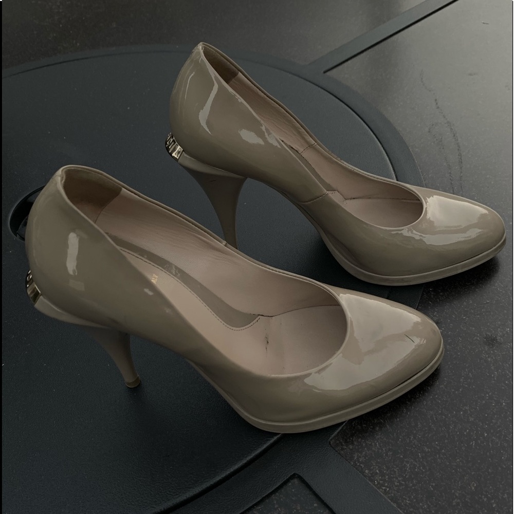 Fendi Beige Patent Leather Pumps with Gold Heel
